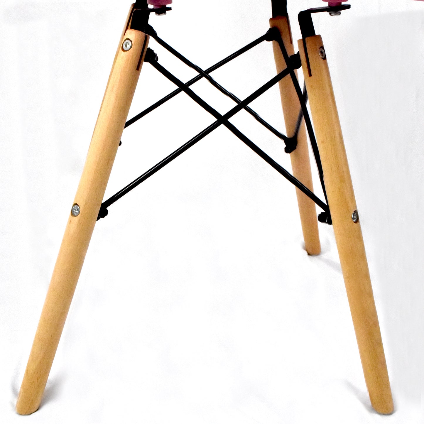 Eleva tu Espacio con Estilo: Set de 4 Sillas Eames en Oferta
